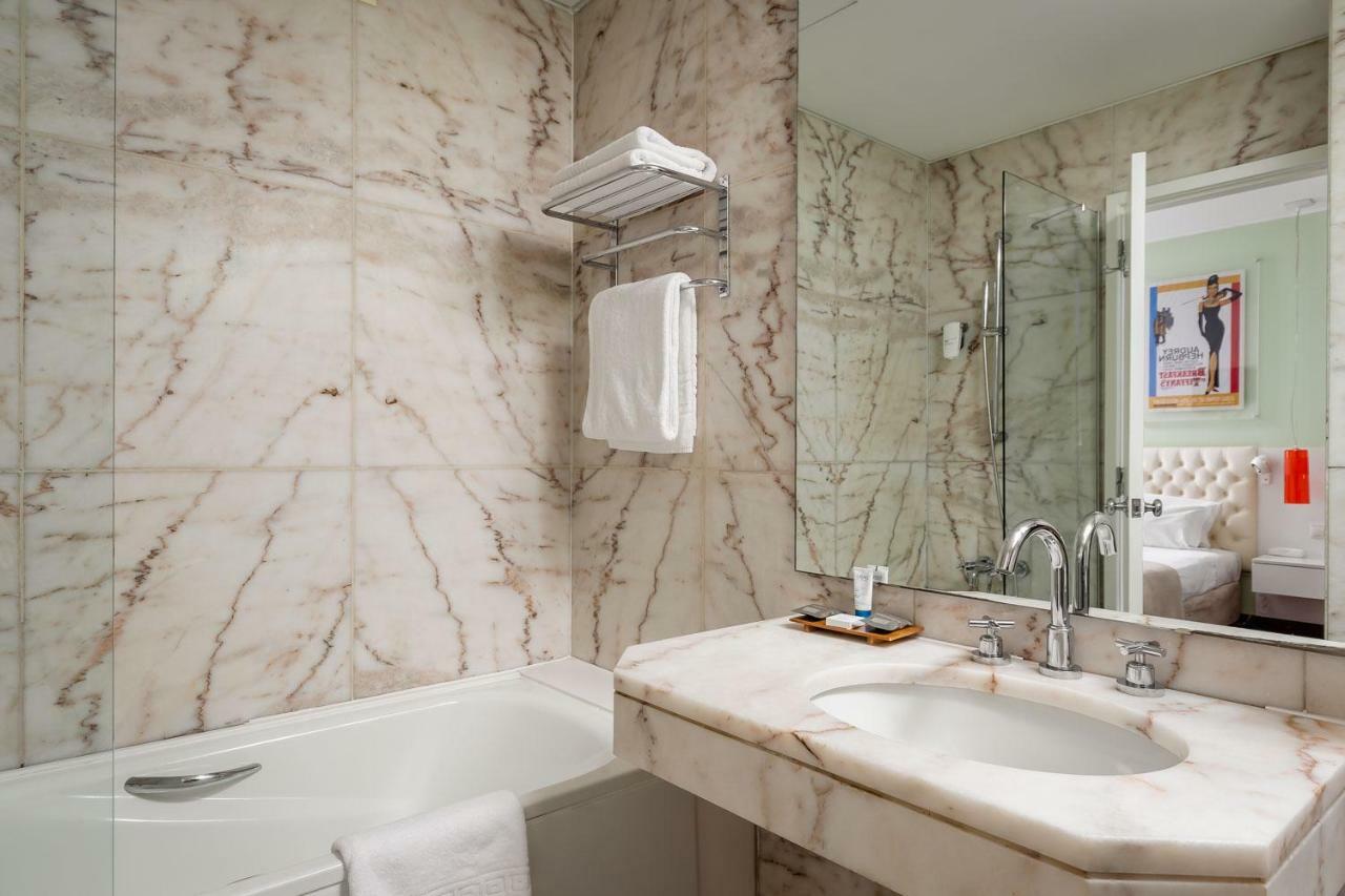 Family Room,1433240848:JPEG